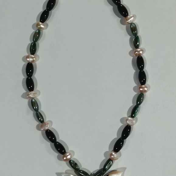 Pearl, Onyx and Shell Necklace with matching earrings and bracelet. Handmade. - Picture 2 of 7